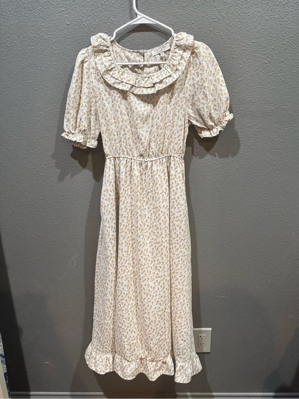 Vintage-Inspired Cream Floral Maxi Dress with Ruffle Collar